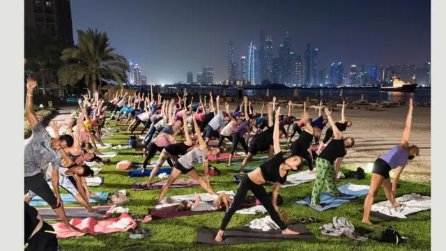 Йога під час повені біля готелю