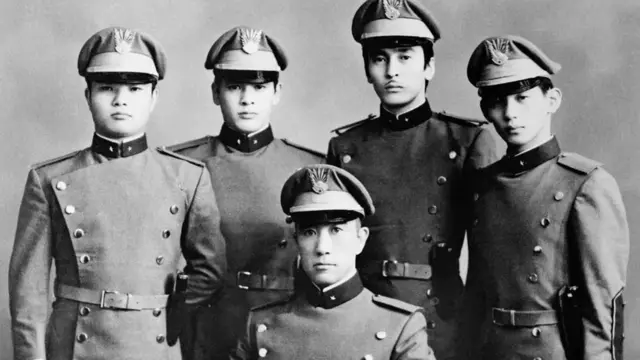 ภาพนี้มิชิมะถ่ายกับนักศึกษาวิชาทหารที่เขาสนิทสนม ก่อนเสียชีวิตด้วยการทำเซปปุกุเพียงไม่กี่วัน