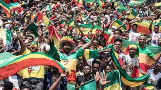Des Éthiopiens agitent des drapeaux nationaux et célèbrent dans les rues d'Addis-Abeba le retour de Berhanu Nega, le leader de l'ancien mouvement armé Ginbot 7, après 11 ans d'exil, le 9 septembre 2018