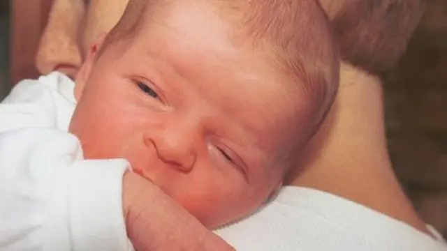 Abrazando a un bebé