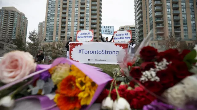 হামলার পরে ঘটনাস্থলে ফুল দিয়ে নিহতদের স্মরণ করেন বিভিন্ন জাতি ধর্মের মানুষজন।