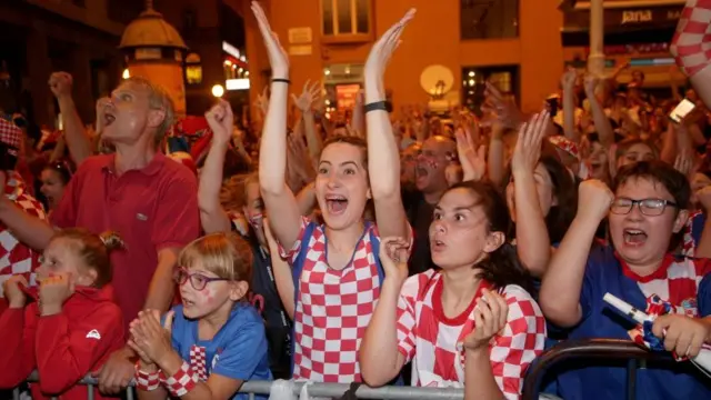 வெற்றியை கொண்டாடும் குரோஷிய மக்கள்