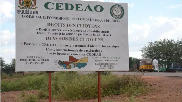 Une photo prise à Maradi, près de la frontière sud du Niger, le 19 octobre 2019, montre un panneau de la Communauté économique des États de l'Afrique de l'Ouest (Cedeao).