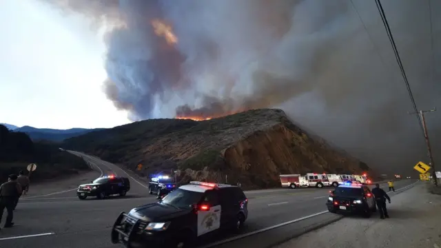 الحرائق تقطع الطريق قرب بلدة بارادايس