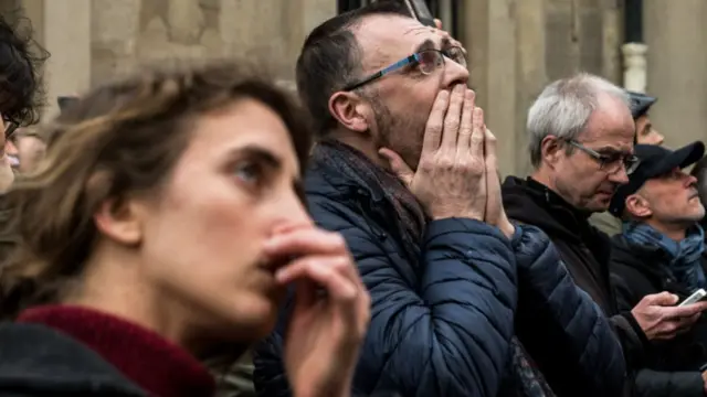 Lamentos frente a Notre Dame.