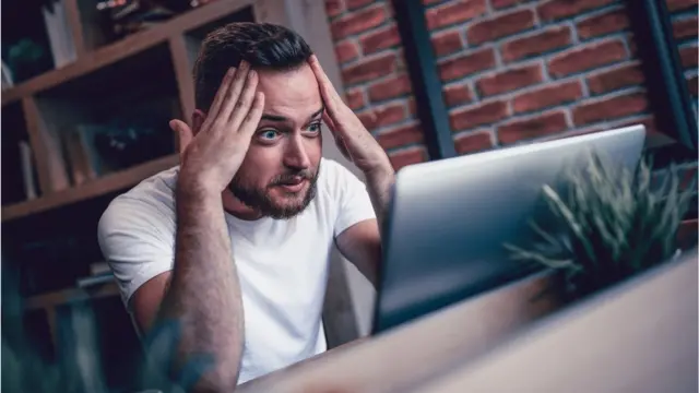 رجل تلقى أنباء محزنة