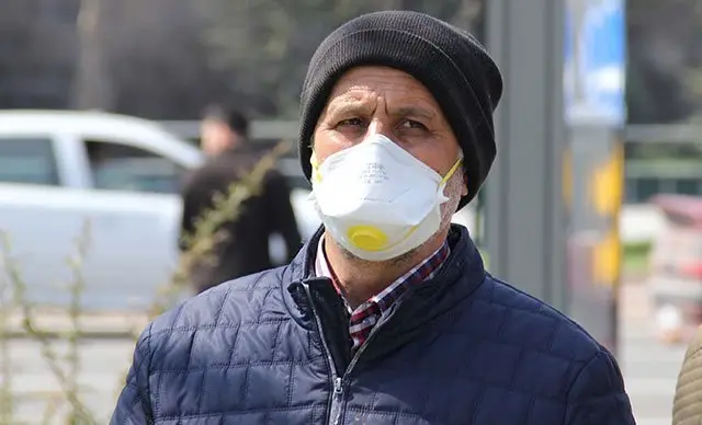Maskeyle dolaşan bir kişi
