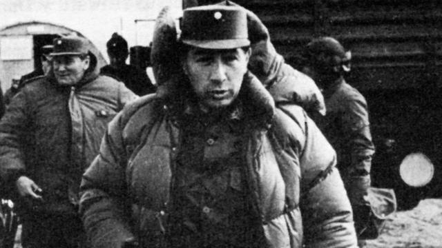 El general argentino Mario Menéndez durante la guerra de Malvinas/Falklands.