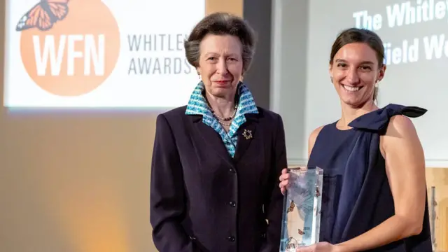 Princesa Ana de Inglaterra e Ilena Zanella durante la ceremonia de entregag de los premios Whitley