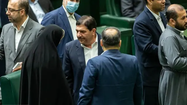 محمد مخبر معاون اول رئیس جمهور ایران (در مرکز عکس) به جای ابراهیم رئیسی، برای دفاع از وزیر پیشنهادی آموزش و پرورش به مجلس رفته بود