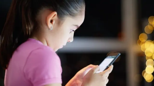 Cuál es el mejor momento para darle a los niños un teléfono celular? - BBC News Mundo