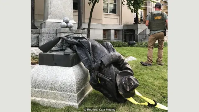 गिराई गई कन्फेडरेट सैनिक की मूर्ति