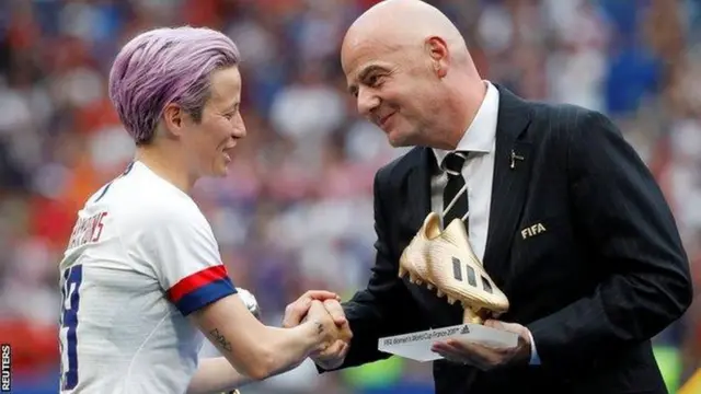 Meghan Rapinoe ahabwa urukweto rwa zahabu na perezida wa FIFA Gianni Infantino