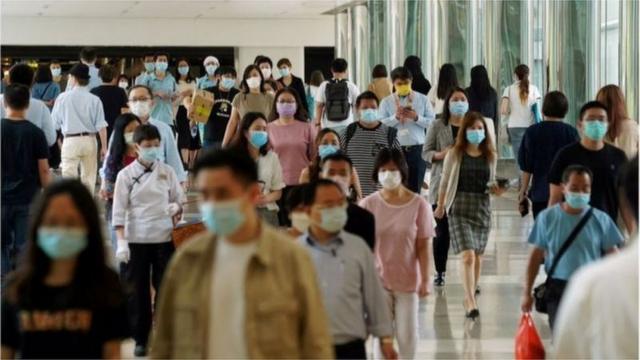 在擁有700多萬人口的香港，已有7萬人在未來兩周預約接種疫苗。更多人還在觀望中。