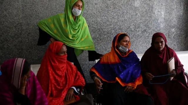 ঢাকার একটি হাসপাতালে অপেক্ষা করছেন হতাহতদের স্বজনরা