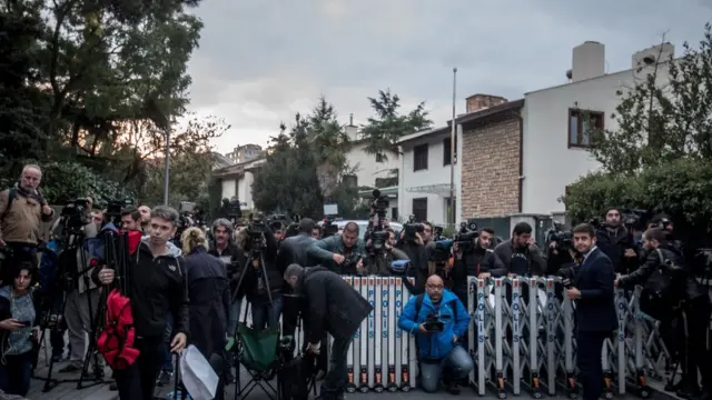 صحفيون يتجمعون عند مقر إقامة القنصل السعودي في انتظار وصول فريق التفتيش