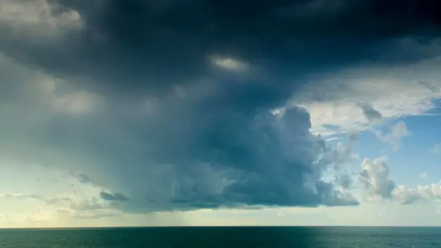 Большинство отработавших спутников сводят с орбиты таким образом, чтобы они разрушились в атмосфере над безлюдными районами океанов