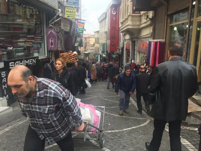 Kalabalık bir cadde