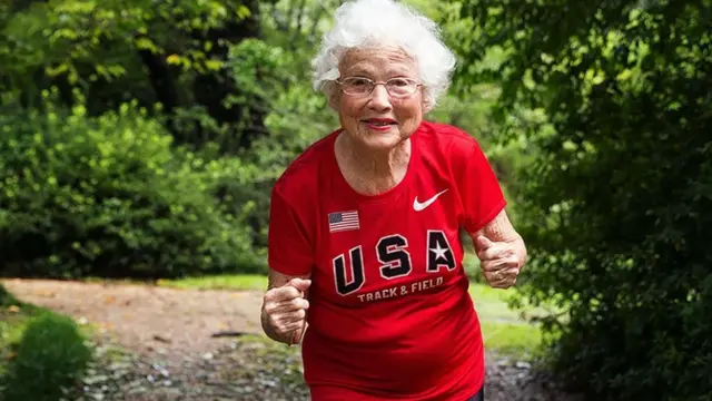 مع التقدم في العمر، تبدأ أجسادنا في فقدان كتلتها العضلية وكثافة العظام الموجودة فيها