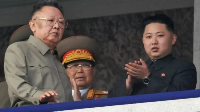 Erkakning toplarini kesib tashlash yoki jinsiy azosini yirtib tashlash videosi