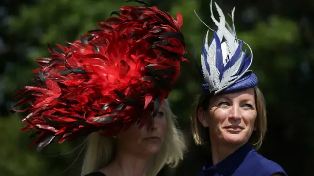 Женщины в шляпах