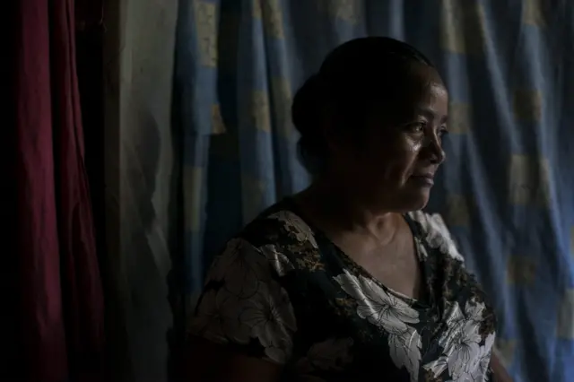 Marta llorando en su casa.