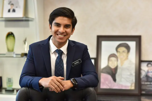 ไซเอ็ด ซาดิก รัฐมนตรีที่มีอายุน้อยที่สุดของมาเลเซียและเป็นหัวหน้าปีกยุวชนของพรรคพรรคสหประชาชนมาเลย์