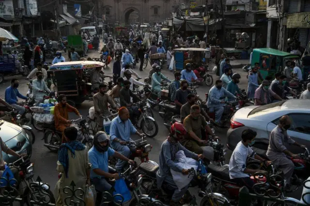 లాహోర్ నగర వీధుల్లో వాహనాలు