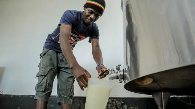 Le lait cru et bouilli est toujours conservé dans une pièce séparée de l'alcool car il est considéré comme sacré.