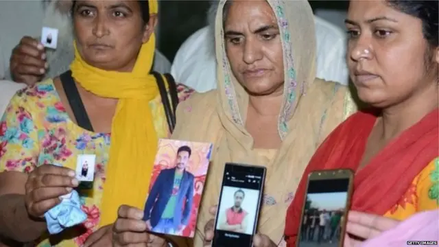 28 ਅਕਤੂਬਰ 2017 ਅੰਮ੍ਰਿਤਸਰ: ਇਰਾਕ ਚ ਮਾਰੇ ਗਏ ਨੌਜਵਾਨਾਂ ਦੇ ਪਰਿਵਾਰ, ਇਹ ਤਸਵੀਰ ਡੀਐੱਨਏ ਟੈਸਟ ਲਈ ਸੈਂਪਲ ਲੈਣ ਸਮੇਂ ਦੀ ਹੈ।