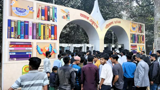 মেলার প্রবেশমুখে দর্শনার্থীর ভিড়