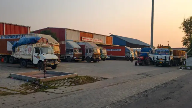 वीरगन्जमा जाँचपास कुरेर बसेका ट्रकहरूको लस्कर