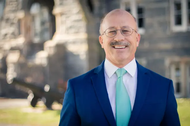 Erick Langer sorrindo para foto