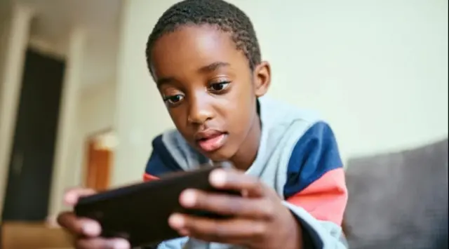 Pikin wey dey wit phone 