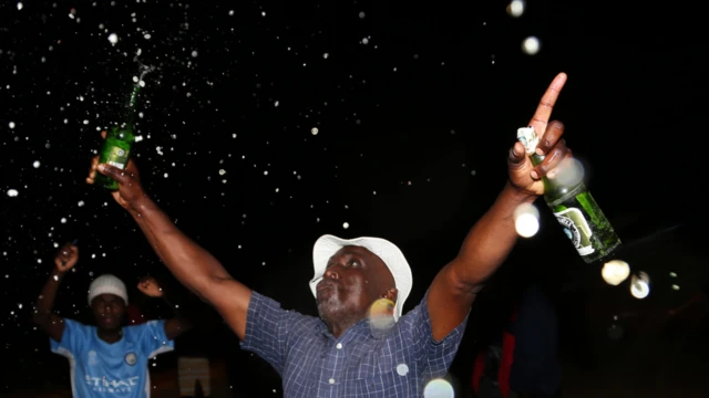 Wasu masa casu kenan ke murnar sabuwar shekara inda suka ɗurki barasa mai ɗumbin yawa a garin Ruwa na Zimbabwe