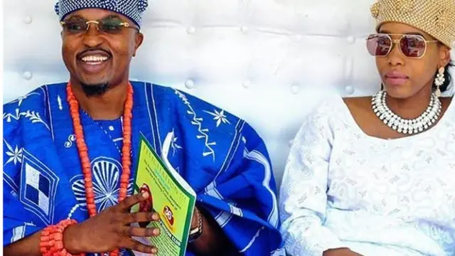 Oluwo ati Olori Chanel Chin lasiko ti obinrin naa wa ninu aafin ilu Iwo