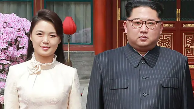 அதிபர் கிம் மற்றும் மனைவி ரி சோல்-ஜீ