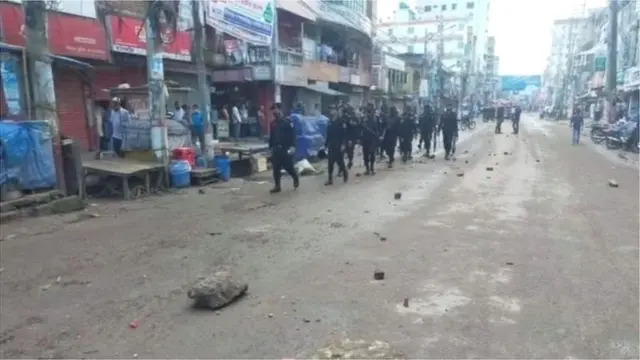 बुधवार को हुई झड़पों के बाद कुमिल्ला शहर की सड़कों पर सुरक्षाकर्मियों की गश्त