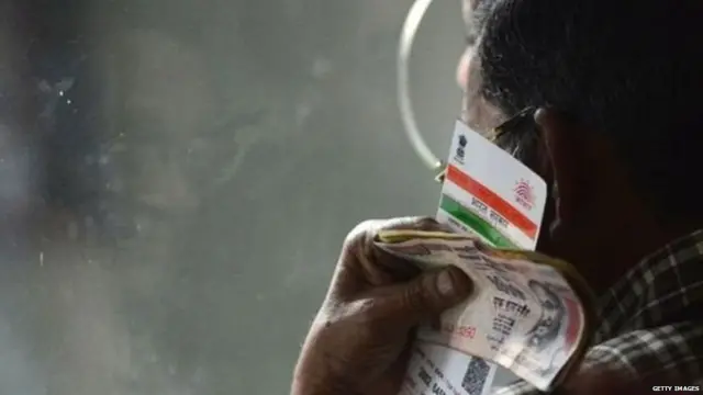 आधार कार्ड को सब्सिडी सेवाओं से भी जोड़ा गया है