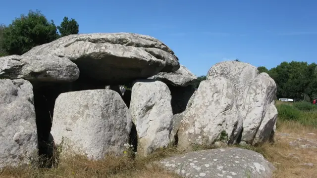 Na ovom nalazištu postoji i veliki broj kamenih, pogrebnih odaja - dolmena, starijih i od samih menhira