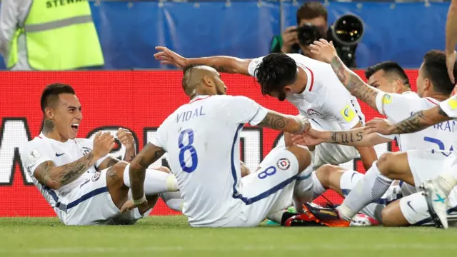 Eduardo Vargas celebra con Chile.