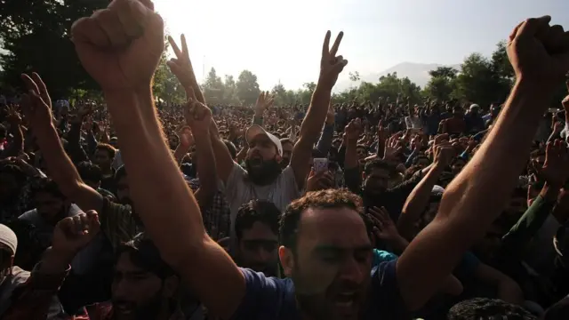 कथित चरमपंथी बुरहान वानी की अंत्येष्टि