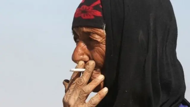 ધૂમ્રપાન કરતી મહિલા