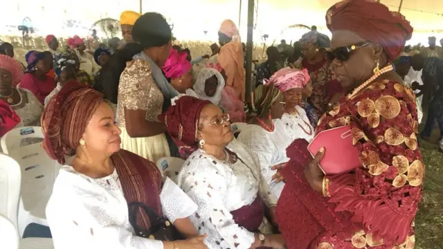 Awọn ero joko níbi ayhẹyẹ