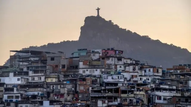 A estátua do Cristo Redentor e a favela do Morro da Coroa no Riosportingbet gamesJaneiro, Brasil (fotosportingbet gamesarquivo)