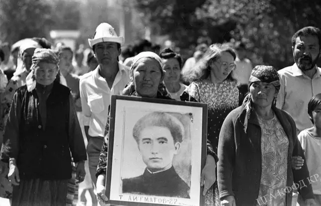Төрөкул Айтматовдун жакындары Эски аянттагы эскерүү митингиси учурунда. 1991-жыл