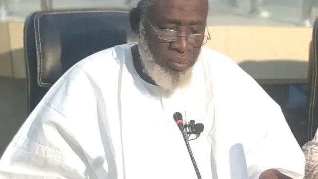 Sheik Abdulwahab Abdallah say e go dey wrong to re-open mosques if di disease still dey increase