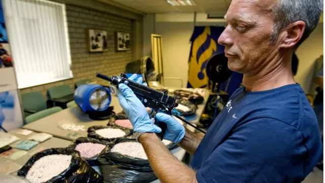 Полиция изымает партию наркотиков