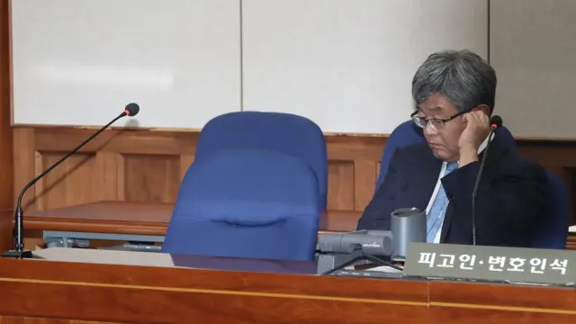 이명박 전 대통령의 1심 선고 공판이 5일 오후 서울 서초동 서울중앙지법 417호 대법정에서 열리고 있다. 자동차 부품사 '다스'의 자금을 횡령하고 삼성 등에서 거액의 뇌물을 챙긴 혐의로 기소된 이 전 대통령은 건강상의 이유로 불출석 해 피고인석이 버어있다