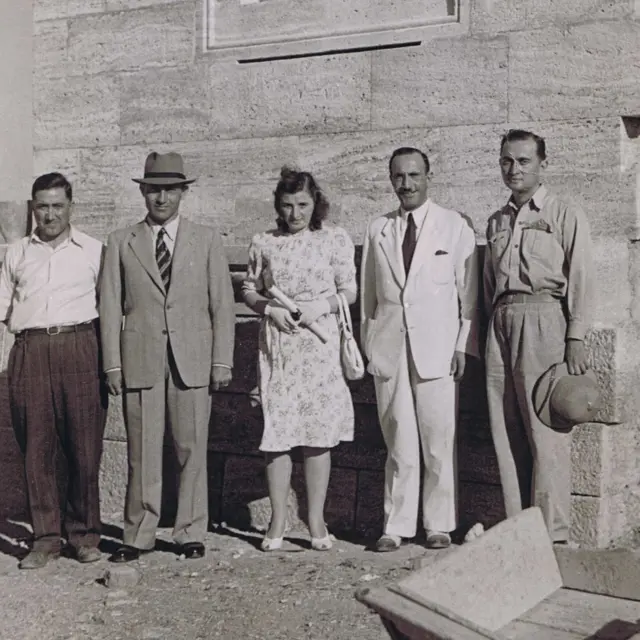 Sabiha Hanım (ortada) ve Anıtkabir'in mimarlarından Orhan Arda'nın (en sağda) Anıtkabir inşaatı sırasında çekilen bir fotoğrafı.